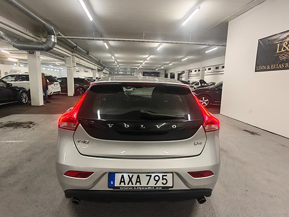 Volvo V40 4 of 5