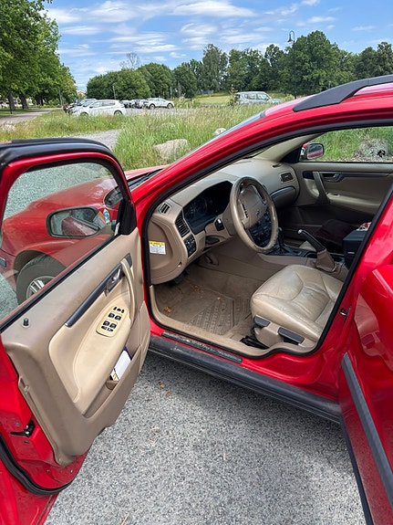 Volvo V70 3 of 5