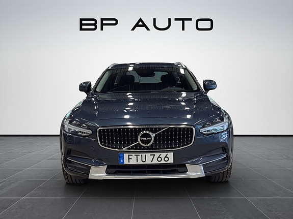 Volvo V90 Cross Country 2 of 5