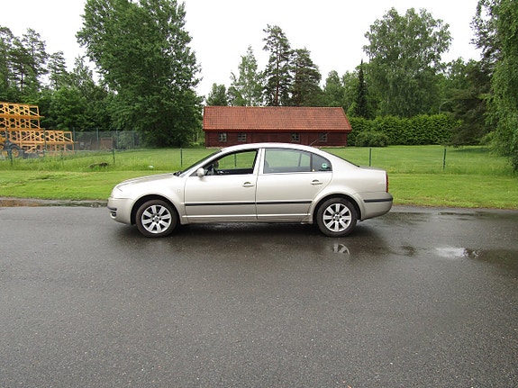 Skoda Superb 2 of 5