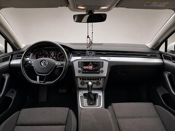 Volkswagen Passat 10 of 19