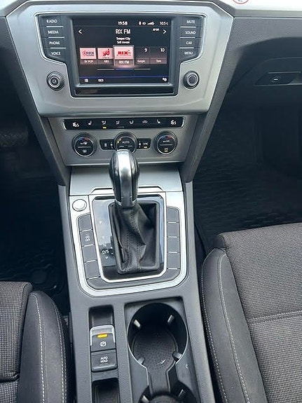 Volkswagen Passat 14 of 19