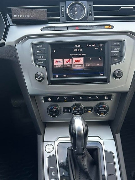 Volkswagen Passat 15 of 19