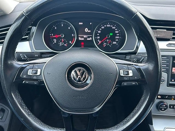 Volkswagen Passat 13 of 19