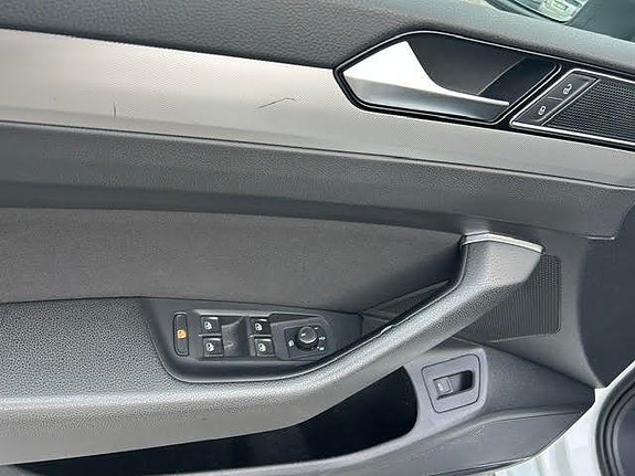 Volkswagen Passat 19 of 19