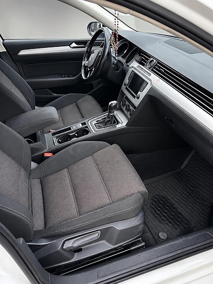 Volkswagen Passat 12 of 19