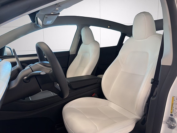 Tesla Model Y 13 of 21