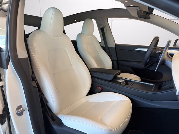 Tesla Model Y 12 of 21