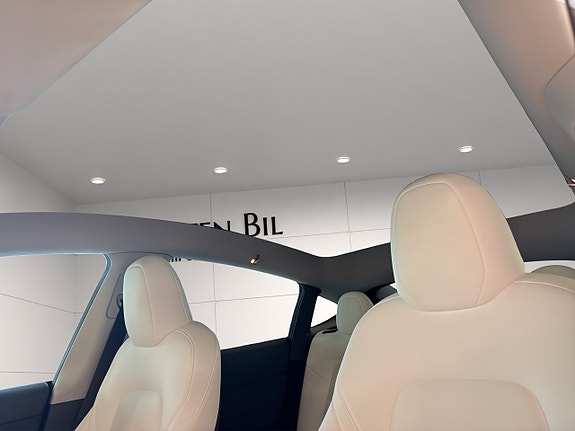 Tesla Model Y 14 of 21