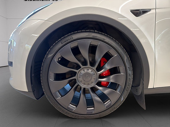 Tesla Model Y 8 of 21
