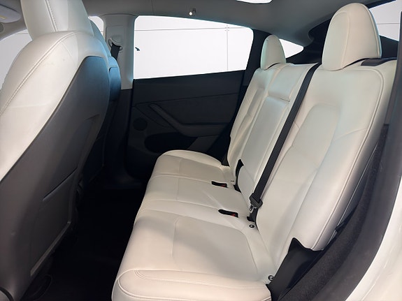 Tesla Model Y 10 of 21