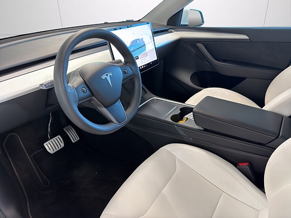 Tesla Model Y 9 of 21