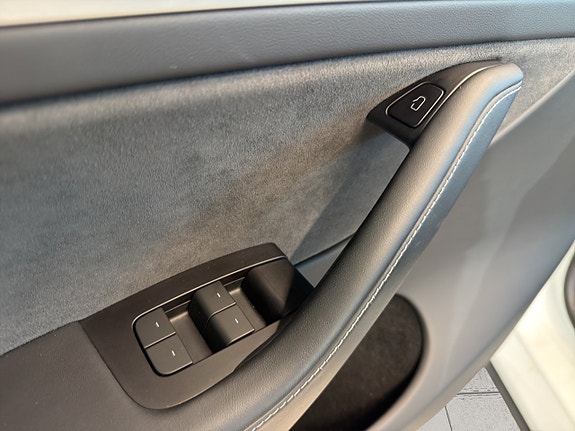 Tesla Model Y 16 of 21