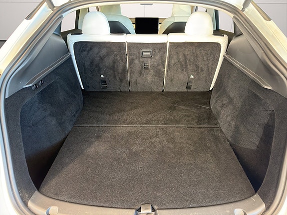 Tesla Model Y 18 of 21