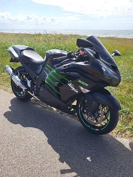 Kawasaki Ninja ZZ-R1400 2 of 6