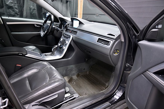 Volvo XC70 11 of 22