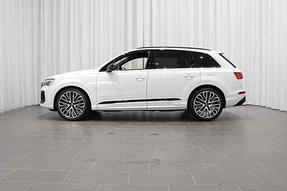 Audi Q7 2 of 5