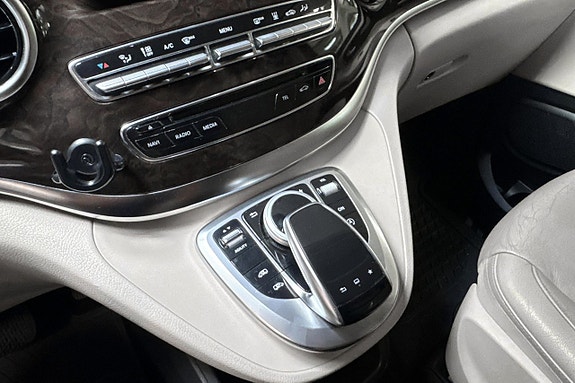Mercedes-Benz V220 9 of 17