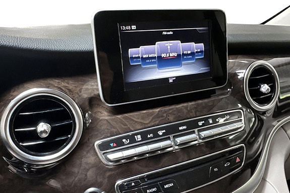 Mercedes-Benz V220 8 of 17