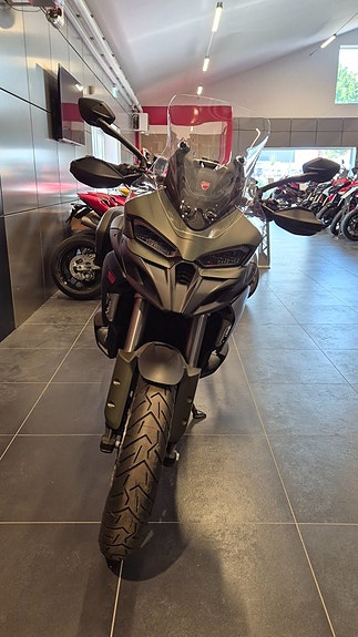 Ducati Multistrada V2S Travel 3 of 4