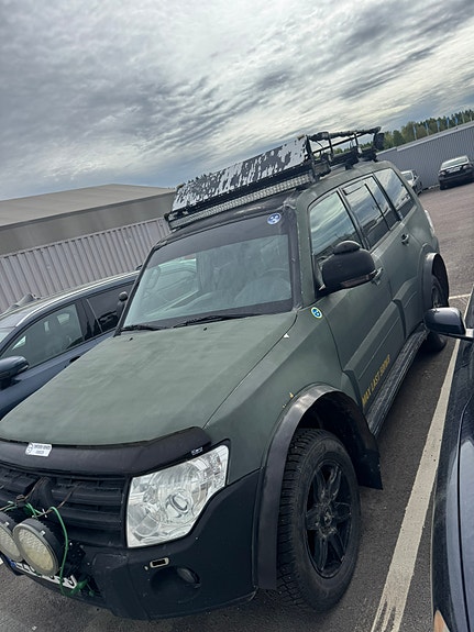 Mitsubishi Pajero 4 of 4