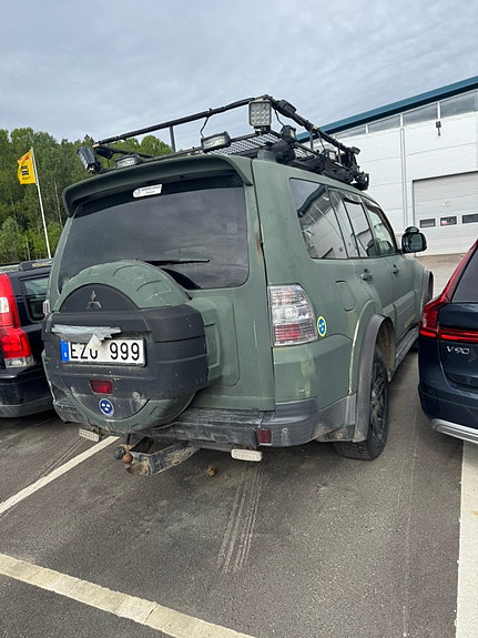 Mitsubishi Pajero 2 of 4