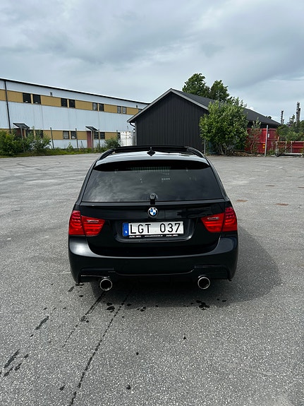 BMW 330d 4 of 5