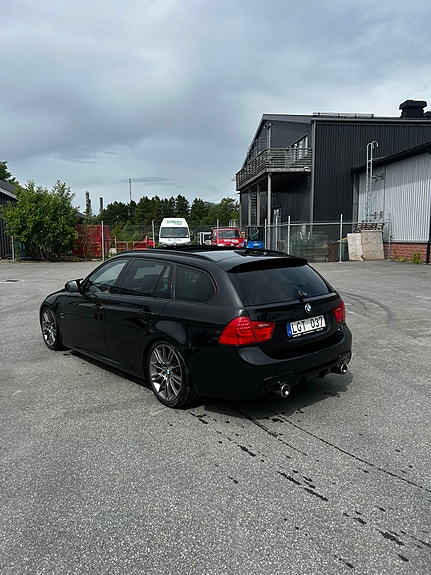 BMW 330d 3 of 5