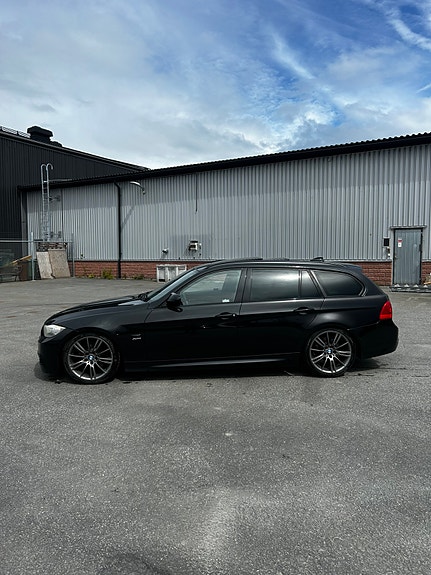 BMW 330d 2 of 5