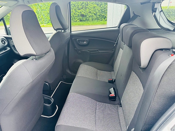 Toyota Yaris 7 of 25