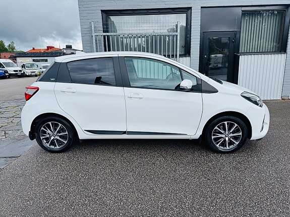 Toyota Yaris 10 of 25