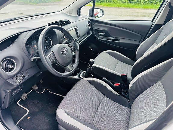 Toyota Yaris 8 of 25
