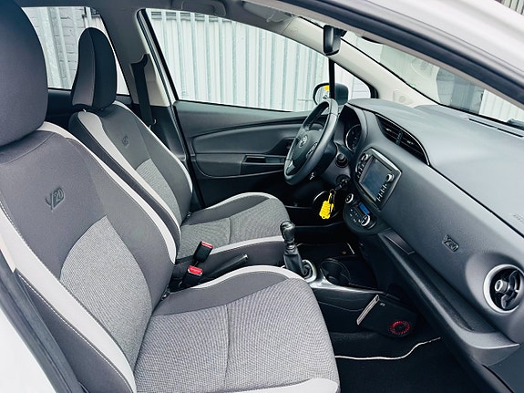 Toyota Yaris 5 of 25