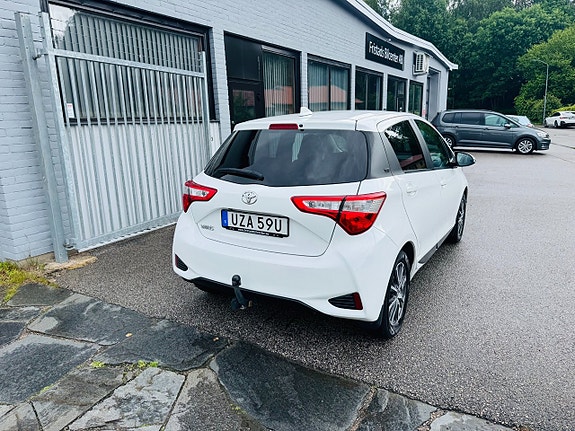 Toyota Yaris 3 of 25