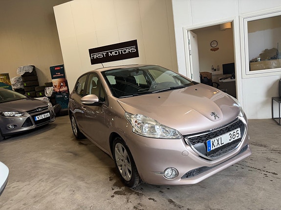 Peugeot 208 3 of 5