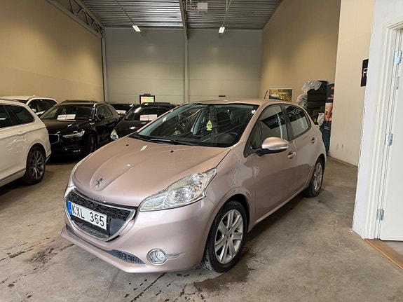 Peugeot 208 2 of 5