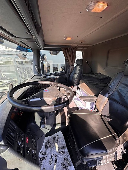 Scania R520 8x4*4, tipp- och kranbil 11 of 12