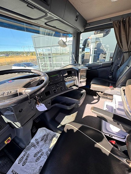 Scania R520 8x4*4, tipp- och kranbil 12 of 12