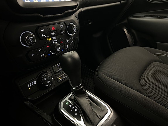 Jeep Renegade 24 of 30