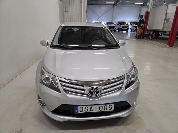 Toyota Avensis 2 of 5