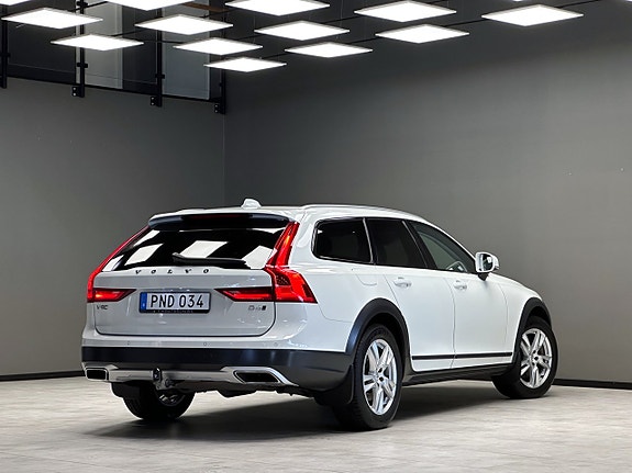 Volvo V90 Cross Country 2 of 5