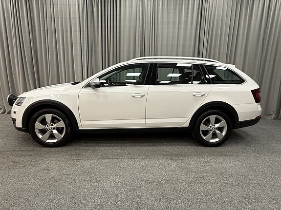 Skoda Octavia Scout 2 of 5