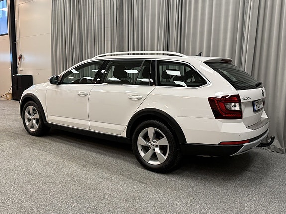 Skoda Octavia Scout 3 of 5