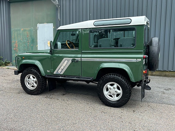 Land Rover Defender 90 2 of 8