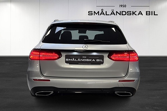 Mercedes-Benz E220 5 of 5