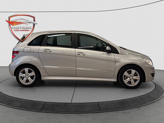 Mercedes-Benz B180 4 of 5