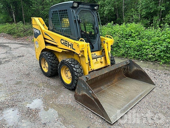 Kompakktlastare 672 timmar  Gehl 5240 med redskap 3 of 6