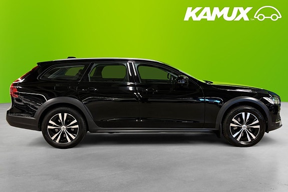 Volvo V90 Cross Country 2 of 5
