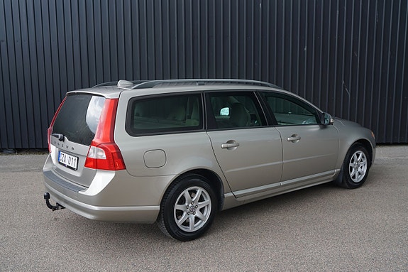 Volvo V70 2 of 5