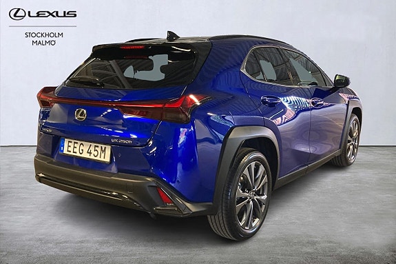 Lexus UX250h 4 of 5